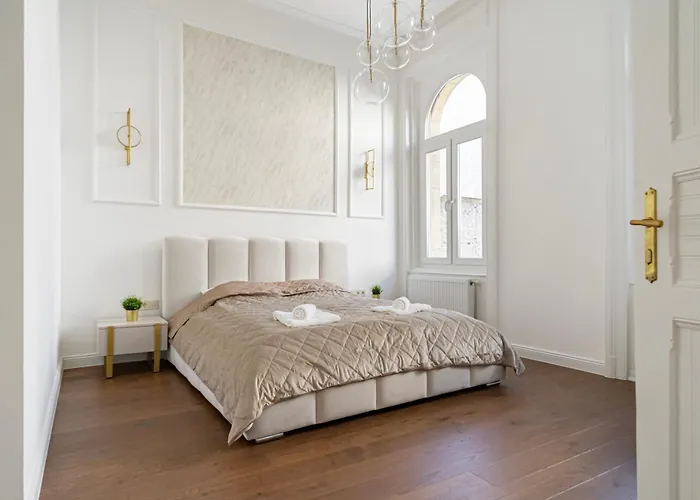 Luxurious N\' Elegant Opera Suite In The Heart Of Budapest