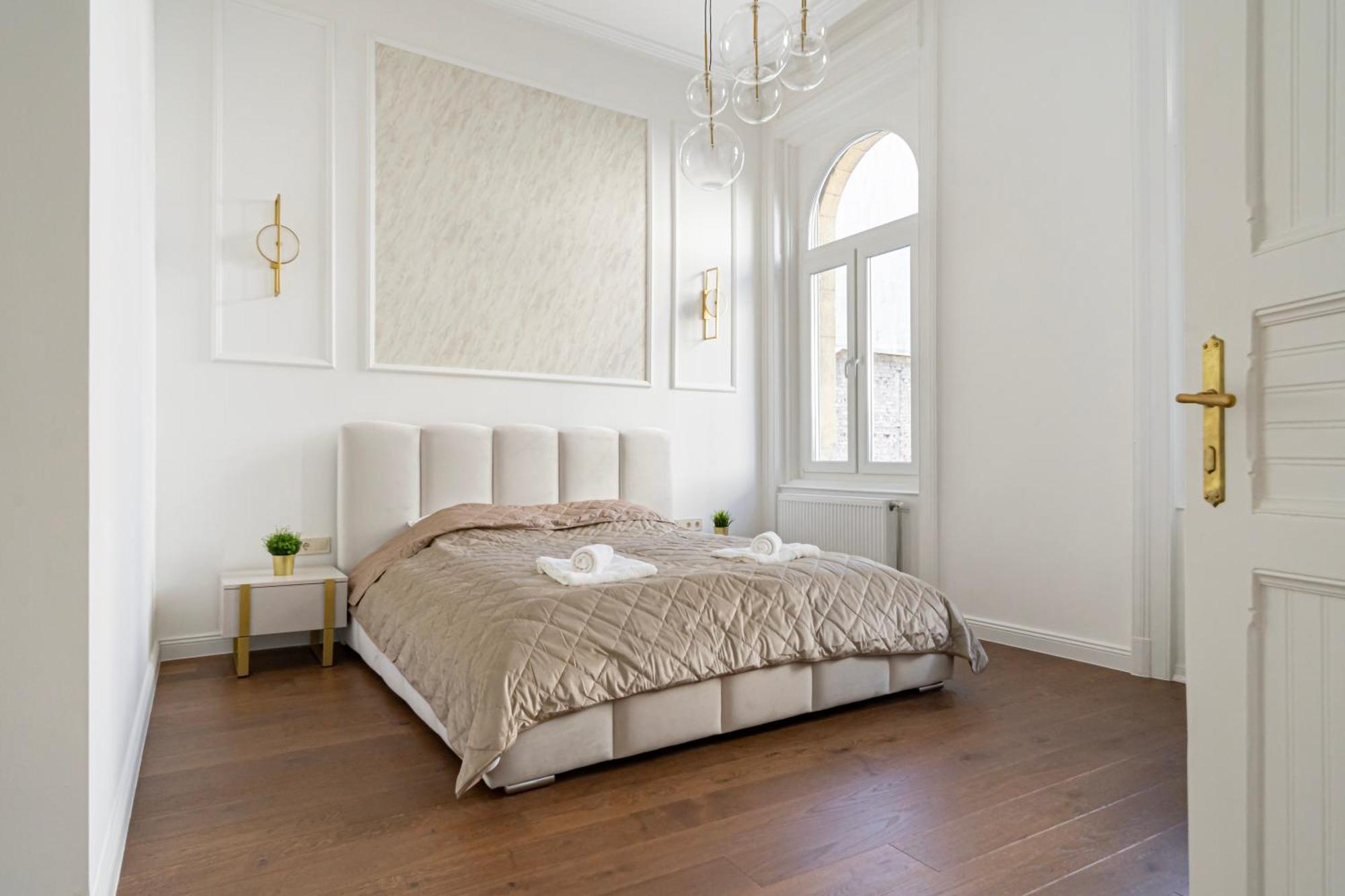 Luxurious N' Elegant Opera In The Heart Of Apartment
