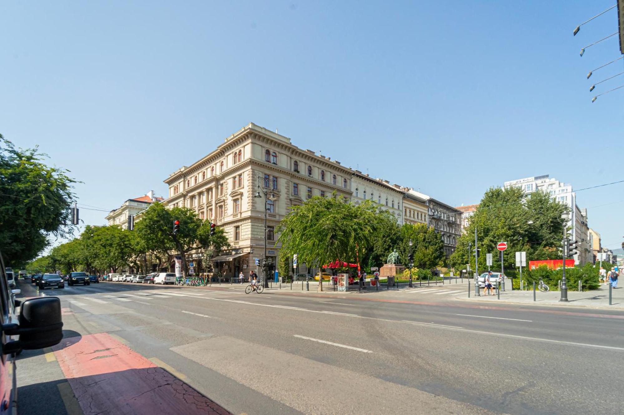 Luxurious N' Elegant Opera In The Heart Of Budapest