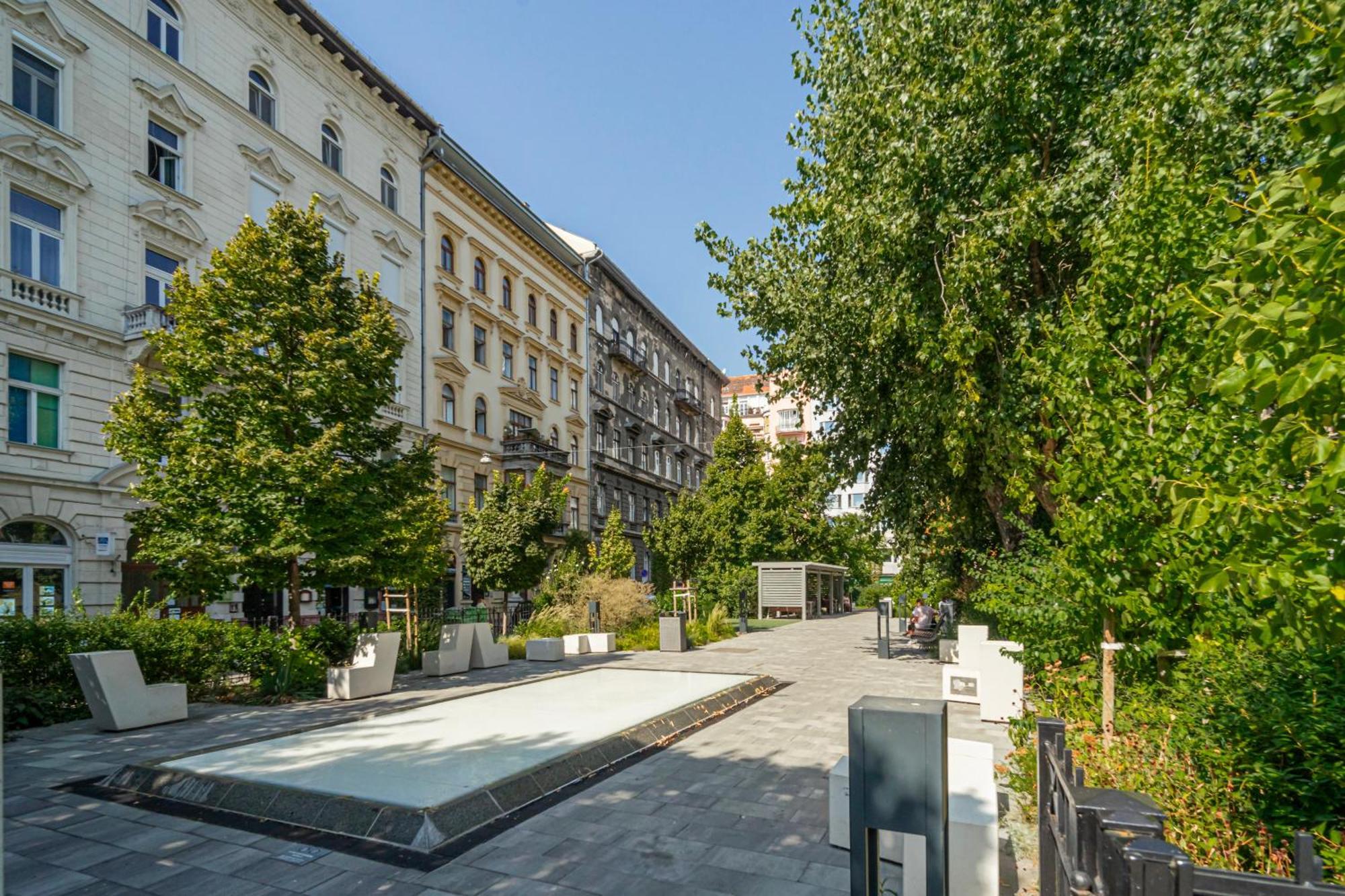 Luxurious N' Elegant Opera In The Heart Of Apartment *