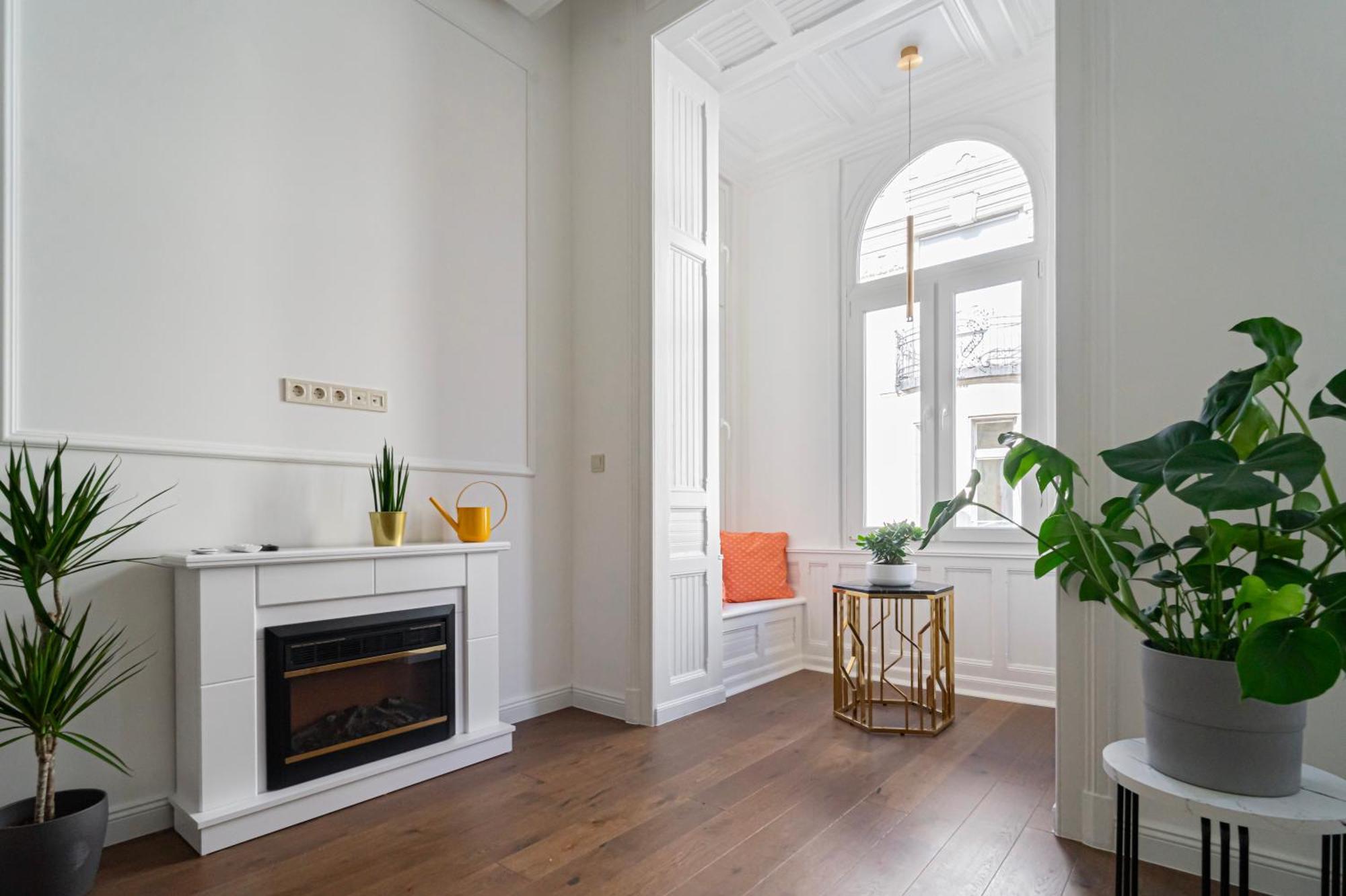 Luxurious N' Elegant Opera In The Heart Of Apartment *
